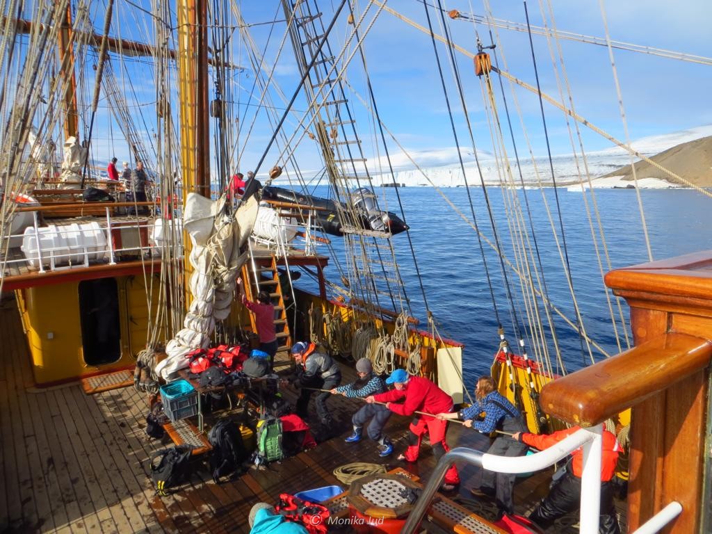 alle gemeinsam: Hieven der Schlauchboote für Antarktissegler