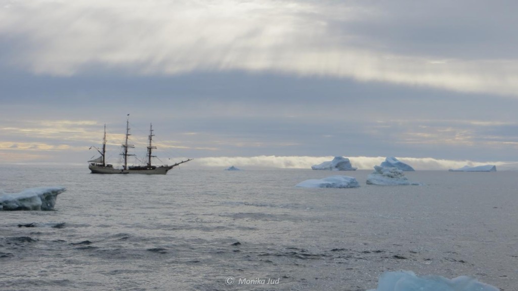 Bark Europa vor Eisschollen im Weddell-Meer