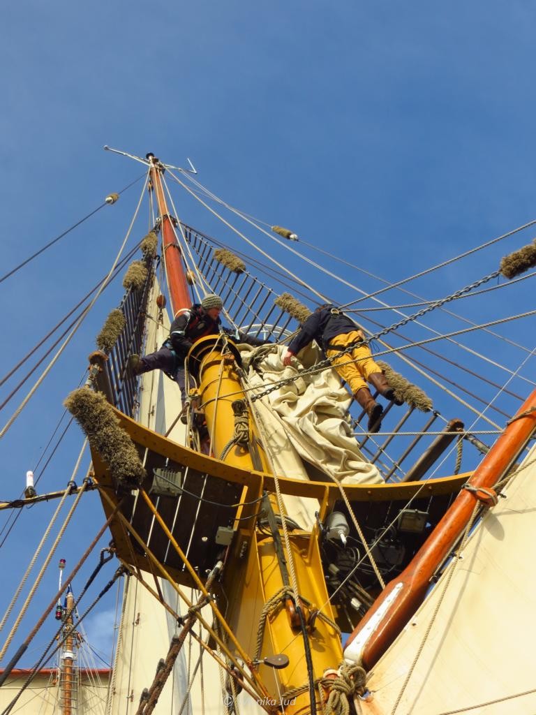 Besanmast der Bark Europa mit fester Crew beim Segelmanöver