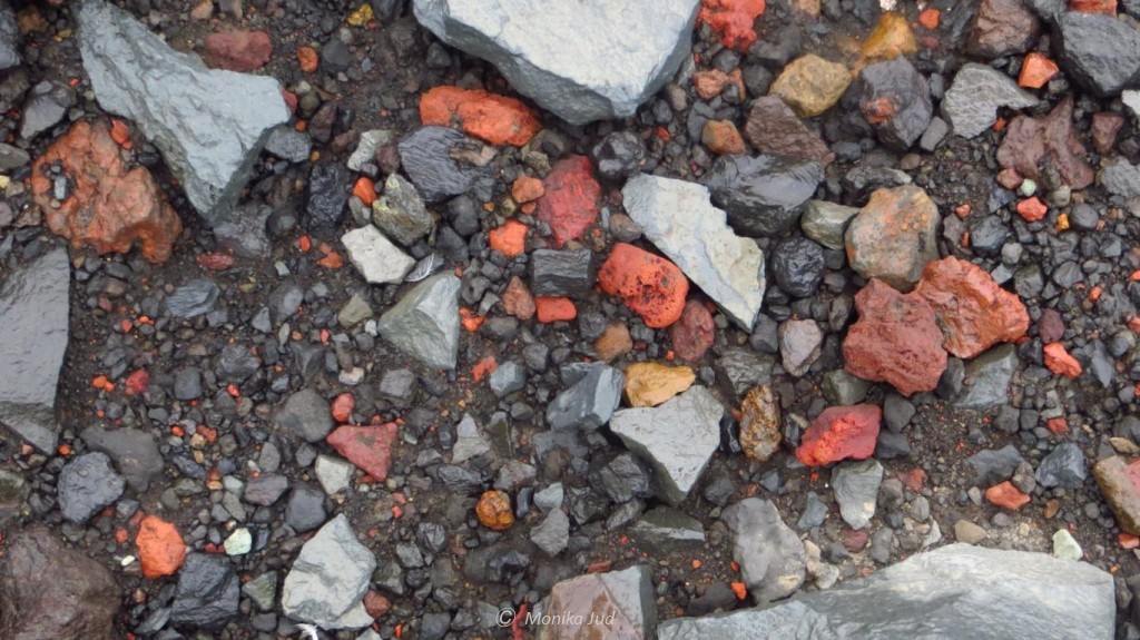vielfarbiges Gestein auf Deception Island