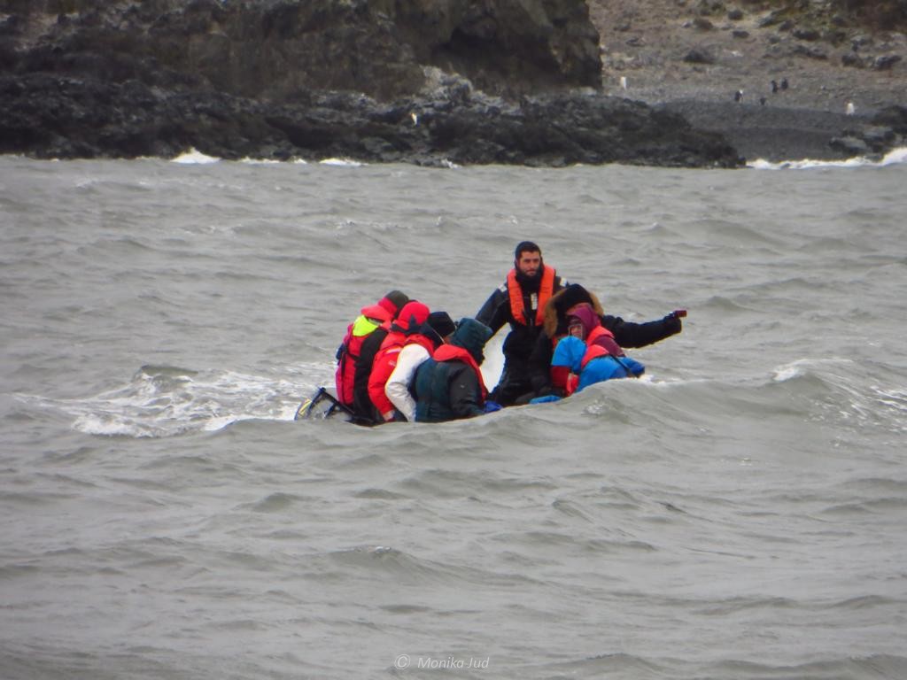 typisch auf Antarktis-Reisen - die Schlauchbootlandung kann auch feucht werden