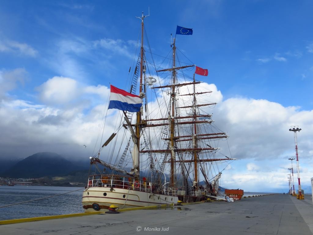 Segelschiff Bark Europa an der Pier von Ushuaia am Abend vor der großen Fahrt in die Antarktis