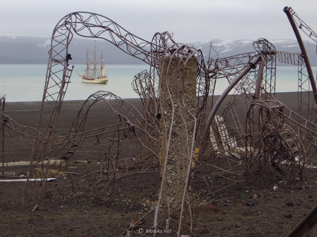 vom Vulkanausbruch zerstört -Forschungsstation auf Deception Island