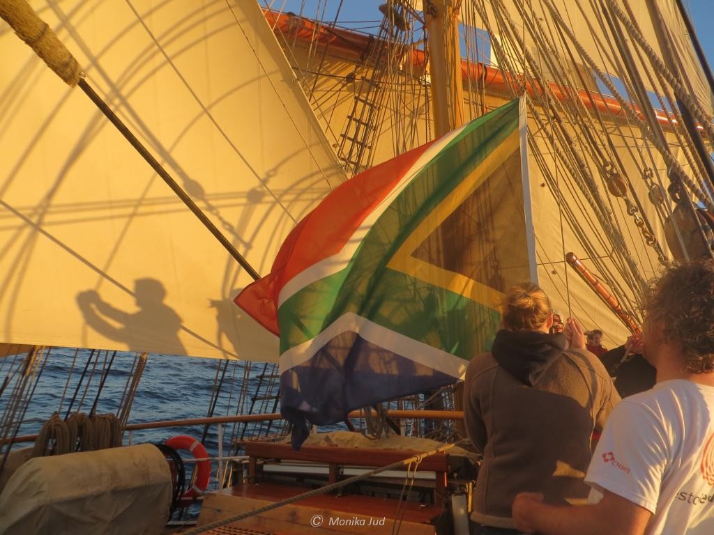 Flagge hissen für das Gastgeberland - Willkommen in Südafrika