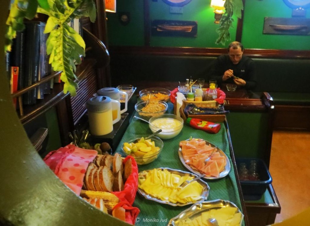 das Frühstücksbuffet für einen guten Start in den Tag - wenige Dinge an Bord sind wichtiger als gutes Essen