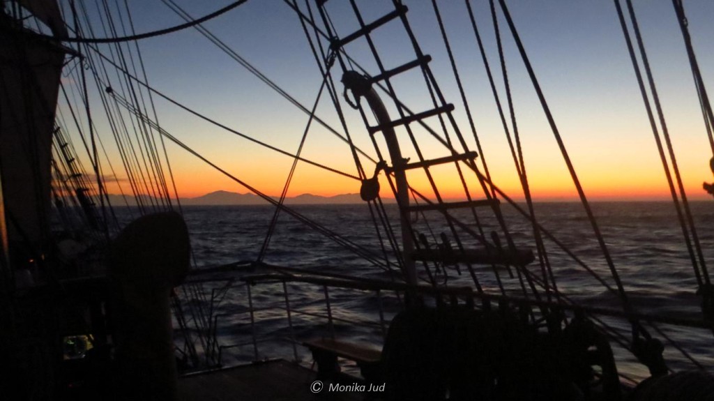 das Kap der guten Hoffnung zeigt sich im Morgenrot - es wird der letzte Tag auf See