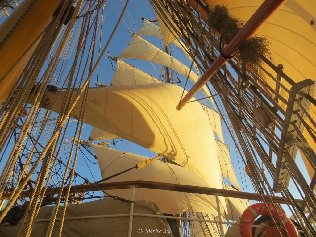 mit windgefüllten Segeln im Sonnenschein
