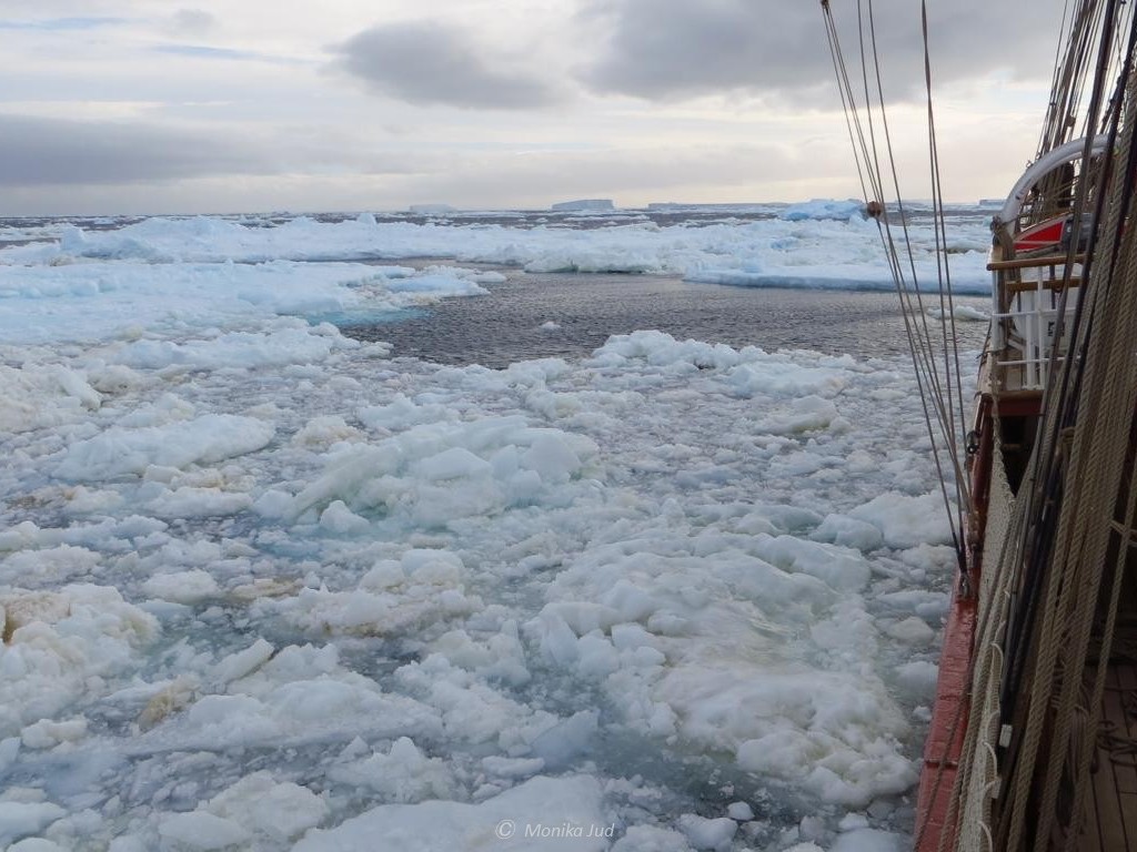 Bark Europa gefangen im Eis