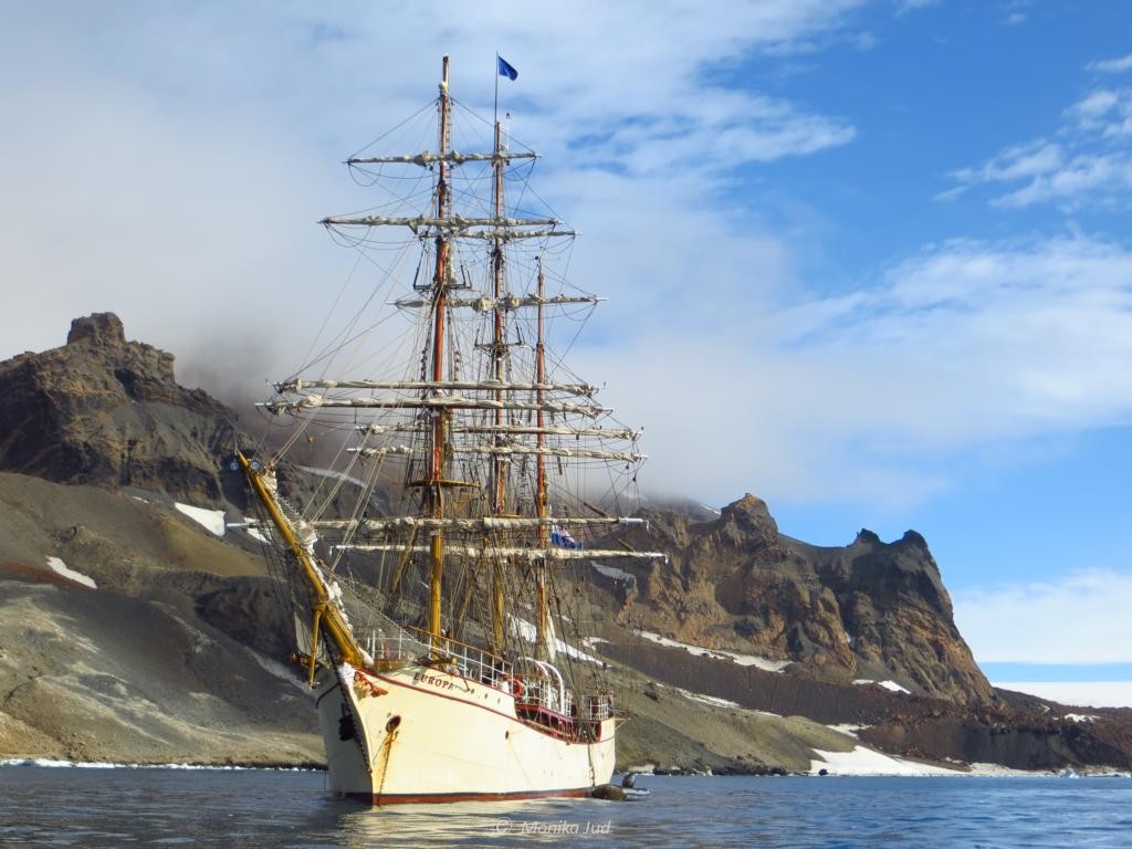 Bark Europa in der Bucht von Brown Bluff in Antarktika