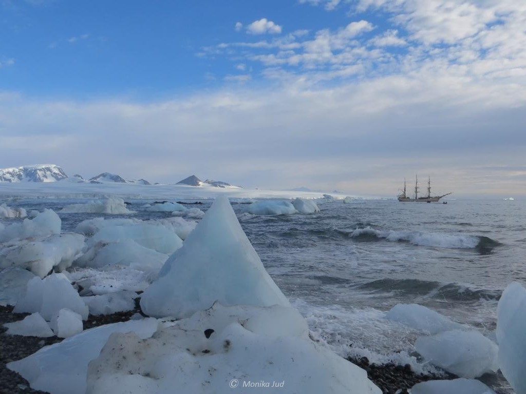 Bark Europa vor Anker in der Bucht von Brown Bluff