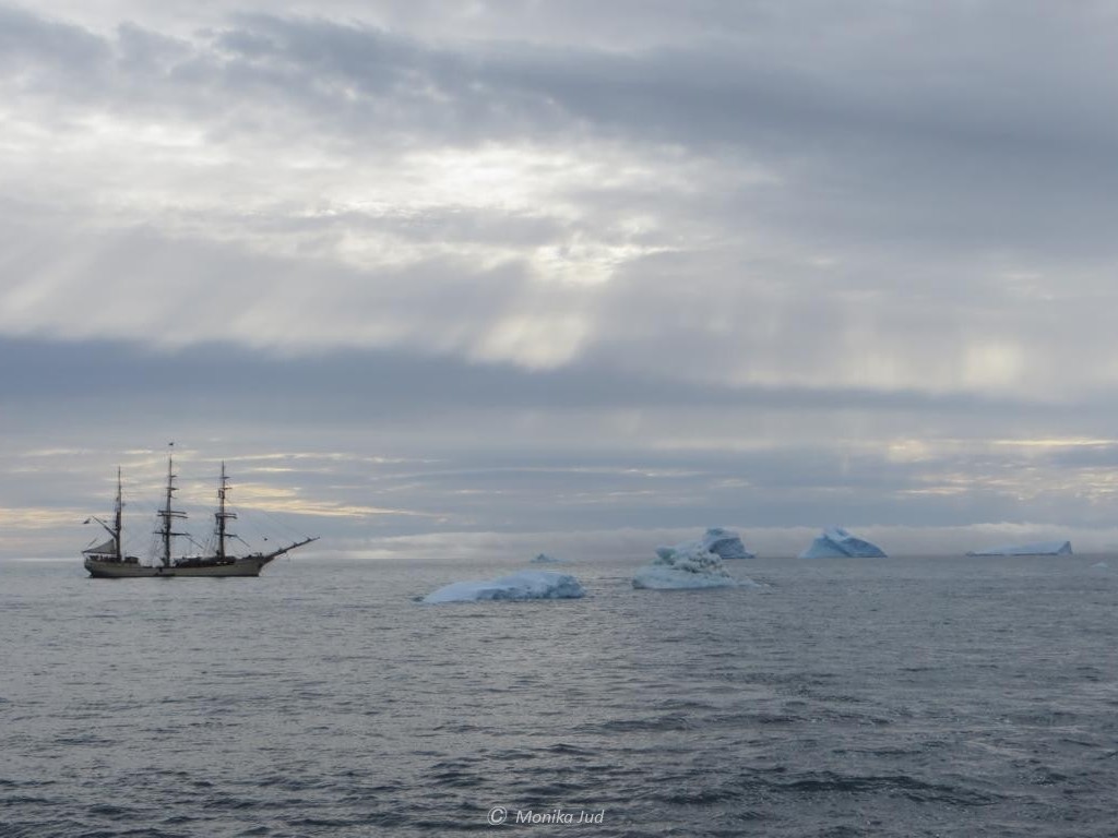 Bark Europa vor Eisschollen im Weddell-Meer