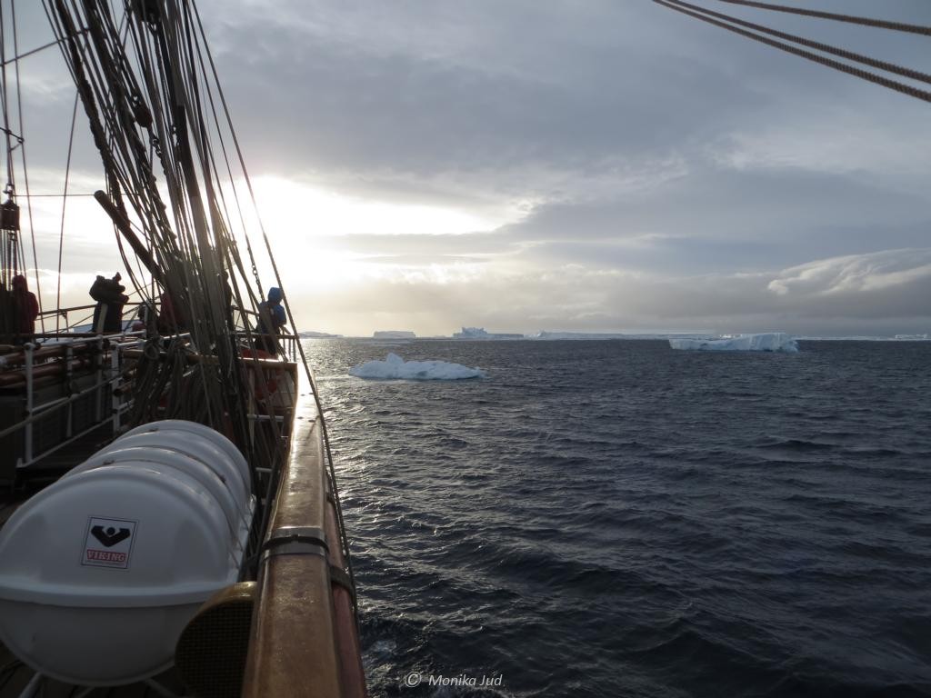 Bark Europa im Weddell-Meer bei Sonnenuntergang