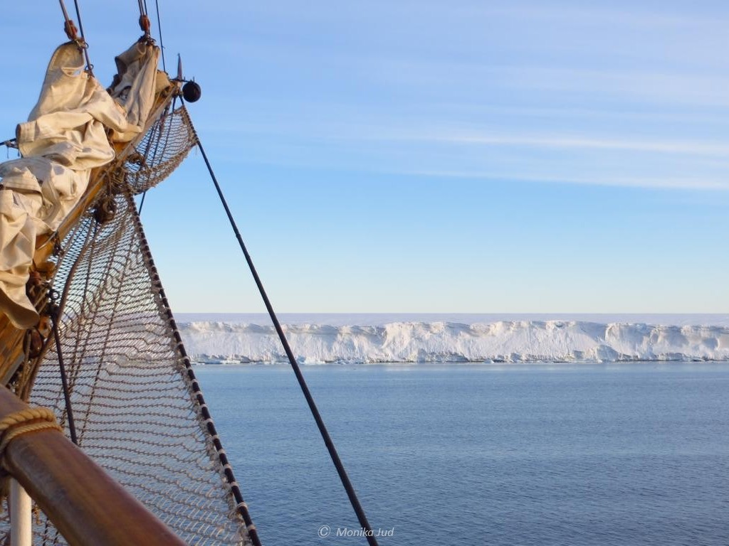 Bark Europa vor einem Tafeleisberg im Weddell-Meer