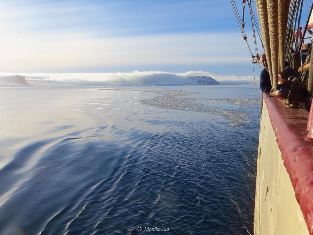 Bark Europa bei Sonnenschein im Weddell-Meer
