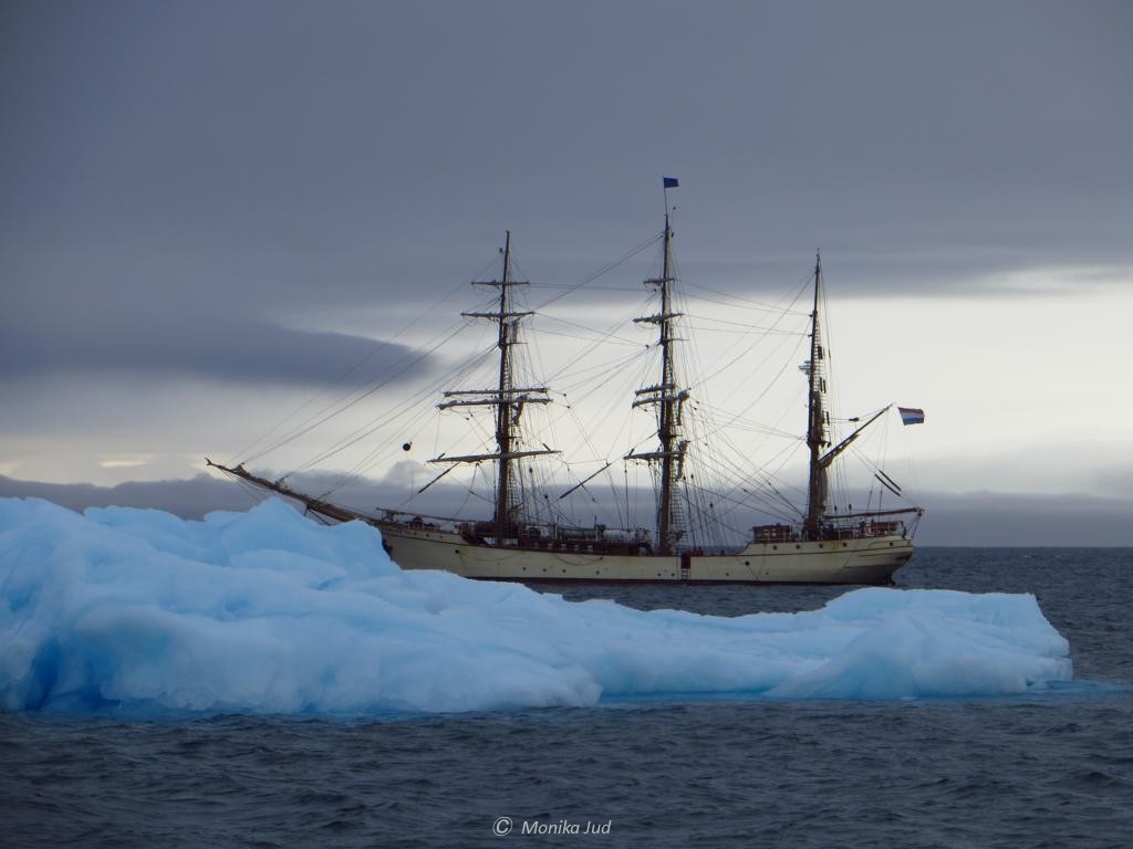 Bark Europa vor einem kleinen Eisberg