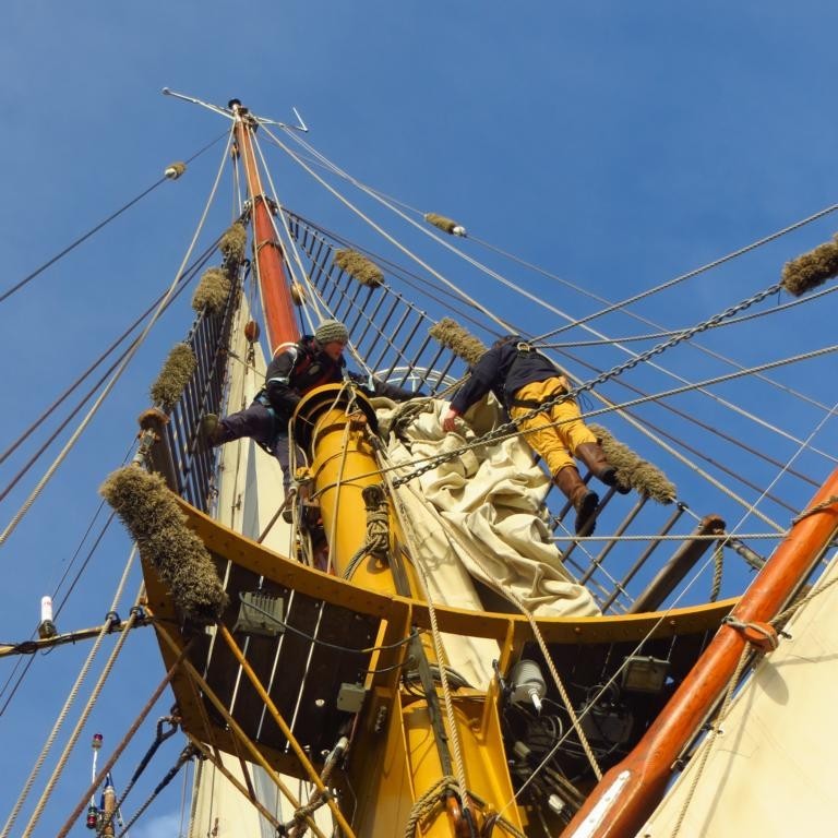 Besanmast der Bark Europa mit fester Crew beim Segelmanöver