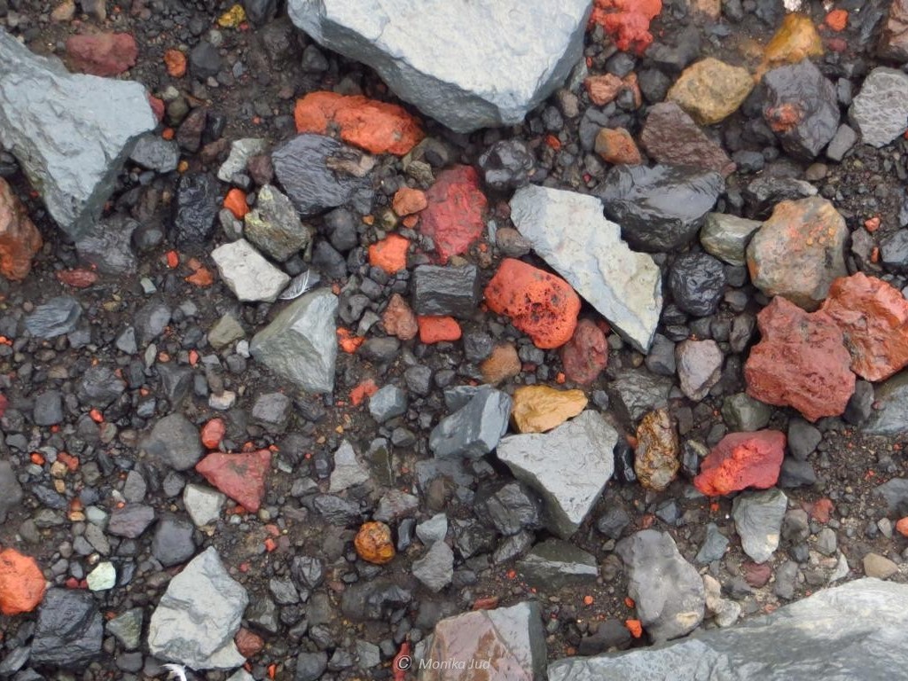 vielfarbiges Gestein auf Deception Island