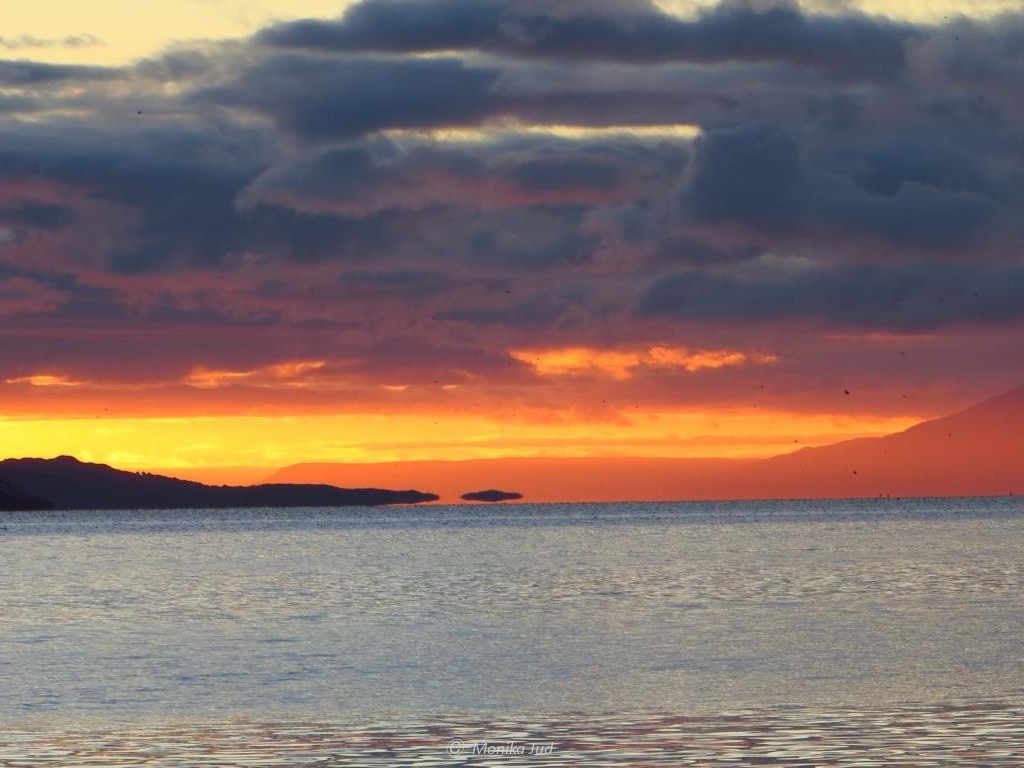 erster Sonnenaufgang an Bord; Sonnenaufgang über dem Beagle-Kanal, noch vertäut im Hafen von Ushuaia