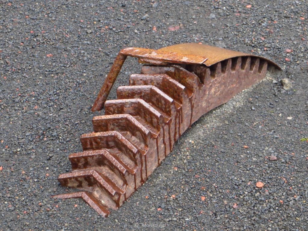 vergrabene Überreste einer alten Walfängerstation auf Deception Island