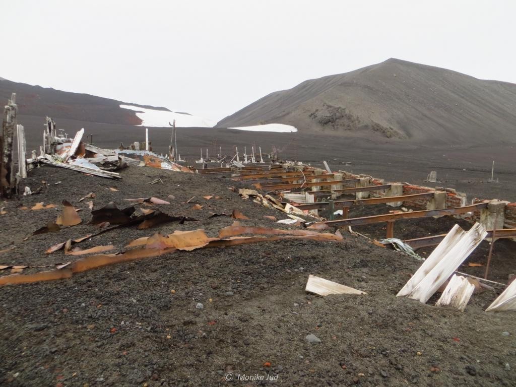 vom Vulkanausbruch zerstört -Forschungsstation auf Deception Island