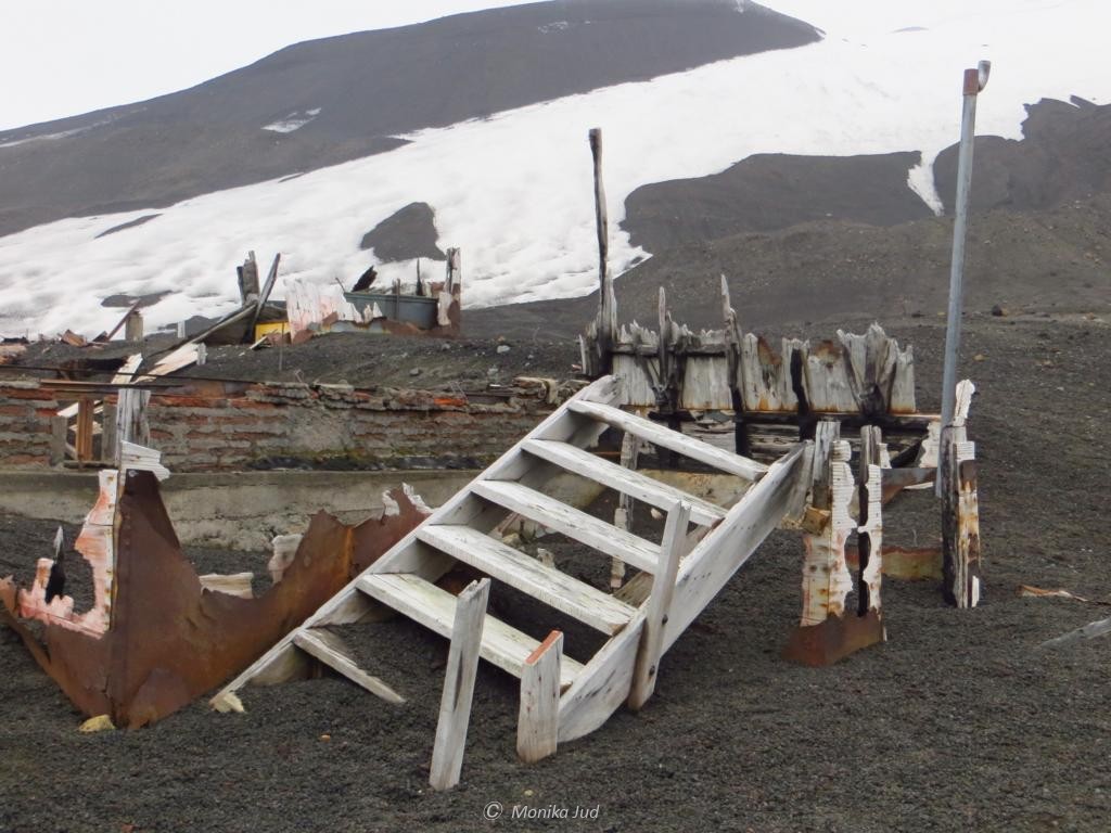 vom Vulkanausbruch zerstört -Forschungsstation auf Deception Island