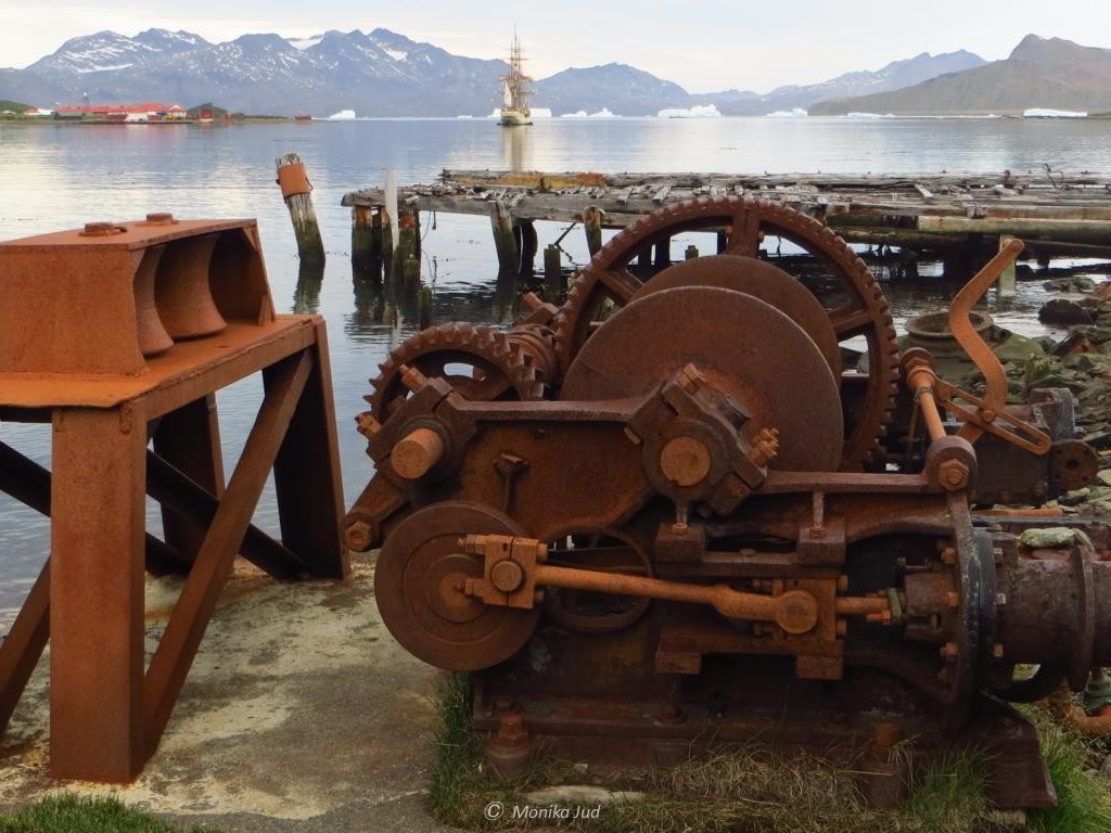 Bucht von Grytviken - rostige Reste vor malerischem Hintergrund