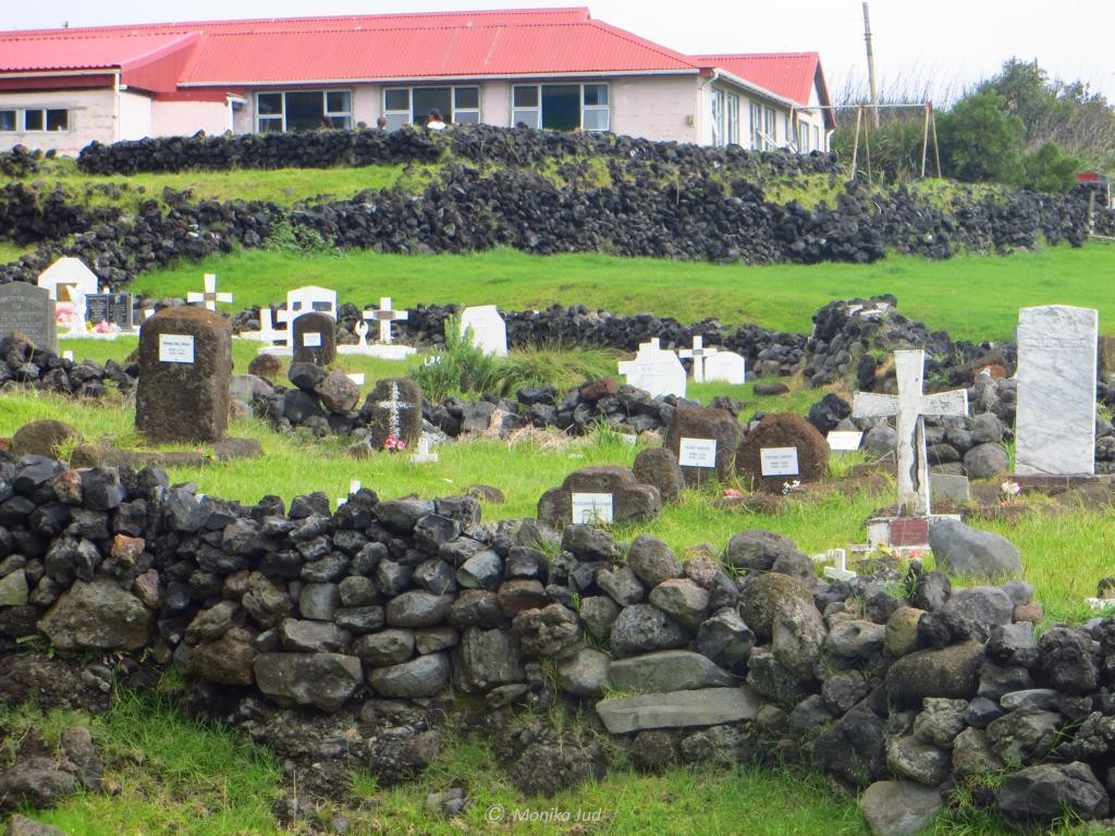 Schule und Friedhof liegen hier gleich nebeneinander