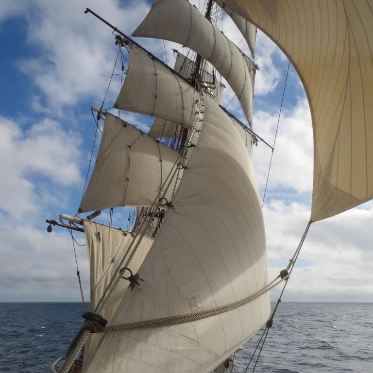 mit windgefüllten Segeln Kapstadt entgegen